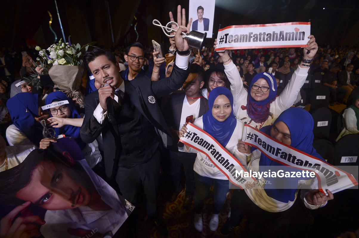 Fattah Amin berucap bersama peminat-peminatnya selepas dinobatkan sebagai pemenang Anugerah Bintang Popular Berita Harian (ABPBH) 3.0 di Pusat Konvensyen Antarabangsa Putrajaya, Putrajaya. foto FAREEZ FADZIL, 14 MEI 2017