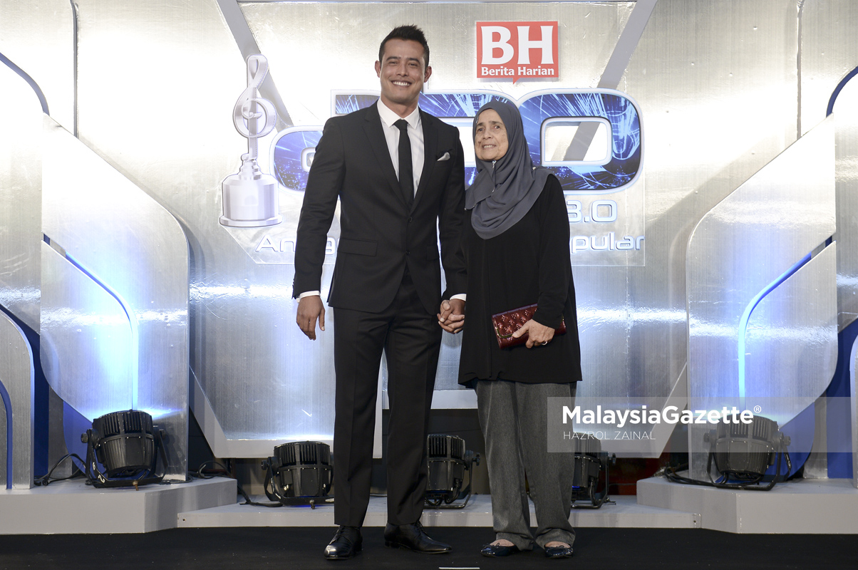 Pelakon, Zul Ariffin (kiri) bersama ibunya di kapet merah Anugerah Bintang Popular Berita Harian (ABPBH) ke 30 di Pusat Konvensyen Antarabangsa Putrajaya, Putrajaya. foto MOHD HAZROL ZAINAL, 14 MEI 2017