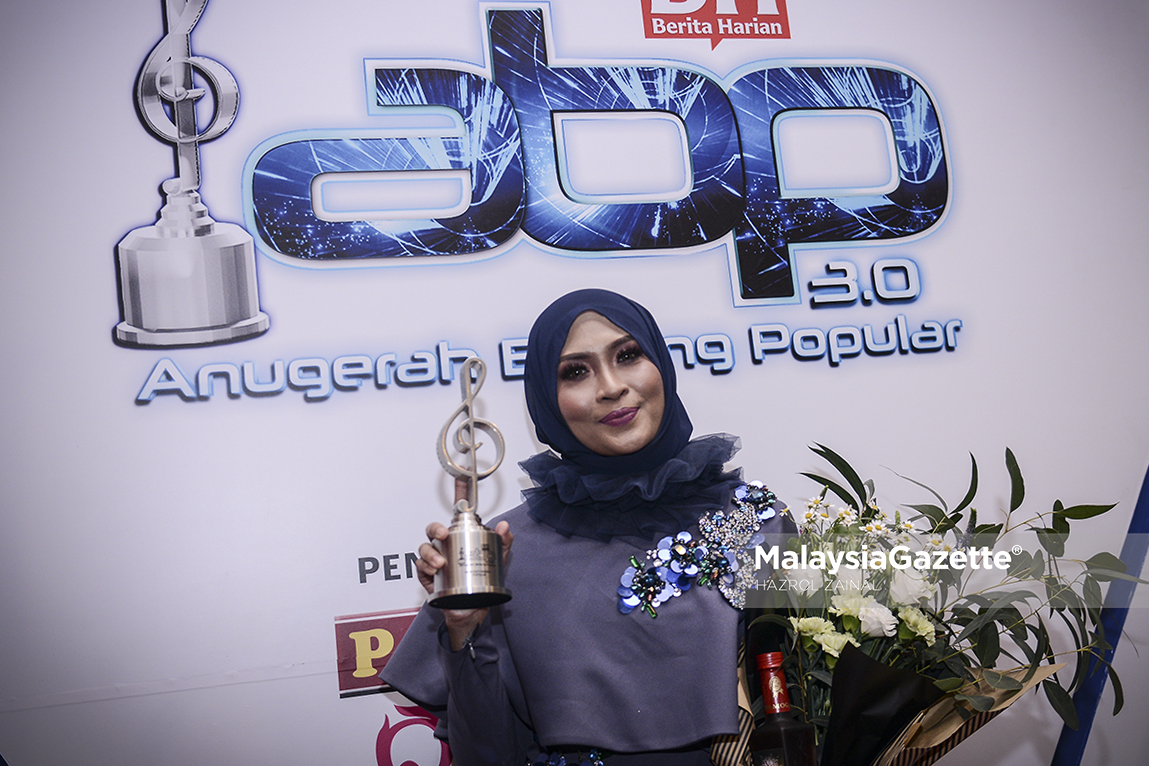 Siti Nordiana, bersama trofi selepas merangkul anugerah Penyanyi Wanita Popular pada malam Anugerah Bintang Popular 3.0 di Pusat Konvensyen Antarabangsa Putrajaya (PICC), Putrajaya. foto HAZROL ZAINAL, 14 MEI 2017