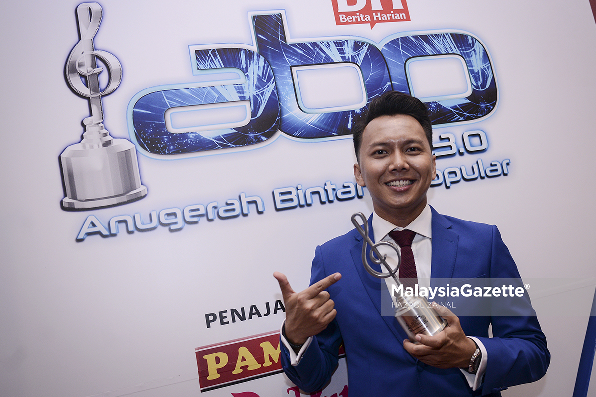 Radin bersama trofi selepas merangkul anugerah Penyampai Radio Popular pada malam Anugerah Bintang Popular 3.0 di Pusat Konvensyen Antarabangsa Putrajaya (PICC), Putrajaya. foto HAZROL ZAINAL, 14 MEI 2017