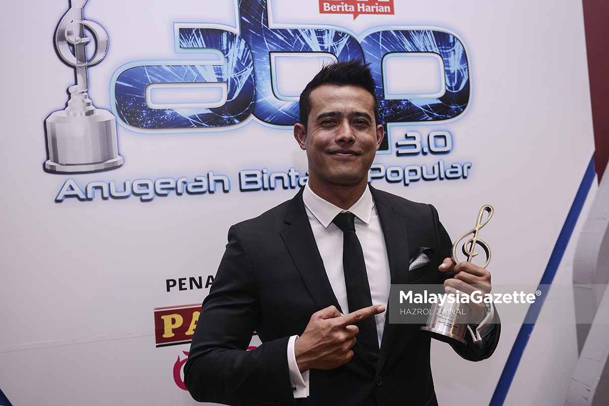 Zul Arifin, bersama trofi selepas merangkul anugerah Pelakon Filem Lelaki Popular pada malam Anugerah Bintang Popular 3.0 di Pusat Konvensyen Antarabangsa Putrajaya (PICC), Putrajaya. foto HAZROL ZAINAL, 14 MEI 2017
