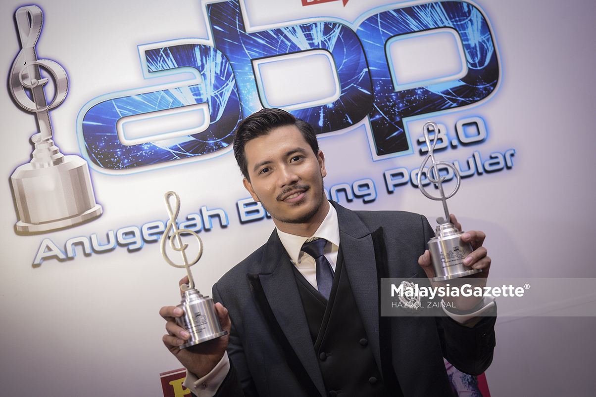 Fattah Amin, bersama dua trofi miliknya selepas merangkul anugerah Pelakon TV Lelaki Popular dan Anugerah Bintang Paling Popular dimana anugerah utama pada malam Anugerah Bintang Popular 3.0 di Pusat Konvensyen Antarabangsa Putrajaya (PICC), Putrajaya. foto HAZROL ZAINAL, 14 MEI 2017