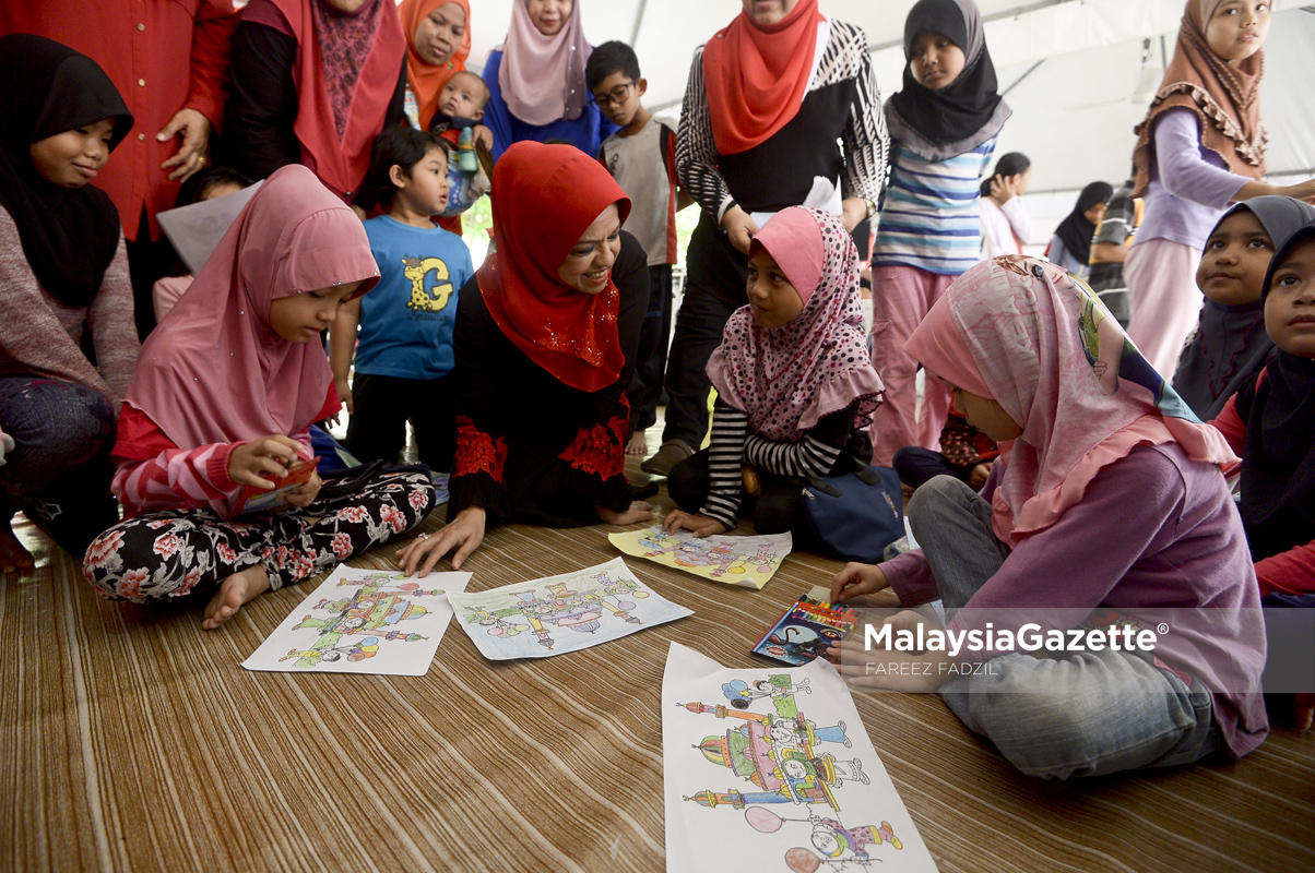 Ketua Pergerakan Wanita UMNO, Tan Sri Shahrizat Abdul Jalil (tengah) beramah mesra bersama kanak-kanak yang menyertai pertandingan mewarna pada Program Ramadan Datang Lagi di Pangsapuri Mutiara Magna, Metro Prima, Kepong. foto FAREEZ FADZIL, 14 MEI 2017