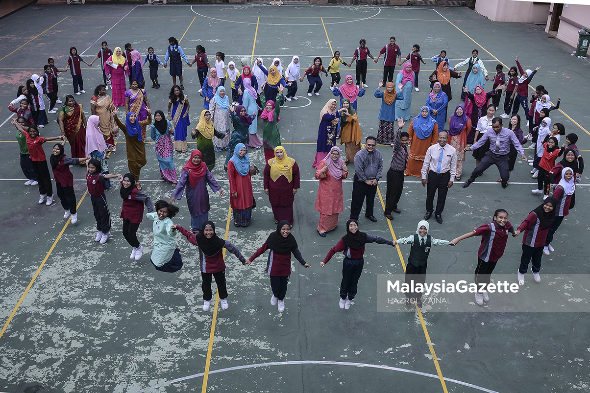Sebahagian murid melakukan formasi bentuk hati bergambar dengan guru mereka ketika tinjauan lensa Malaysia Gazette sempena Hari Guru di Sekolah Kebangsaan Convent Jalan Peel, Kuala Lumpur. foto HAZROL ZAINAL, 16 MEI 2017.