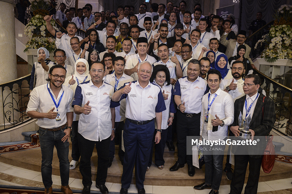 Perdana Menteri, Datuk Seri Najib Tun Razak dan Isteri Perdana Menteri, Datin Seri Rosmah Mansor bergambar kenangan bersama para artis yang hadir pada Program Dialog Transformasi Nasional 2050 (TN50 ) bersama Segmen Penggiat Seni (Budayawan) di Seri Perdana, Putrajaya. foto HAZROL ZAINAL, 17 MEI 2017.