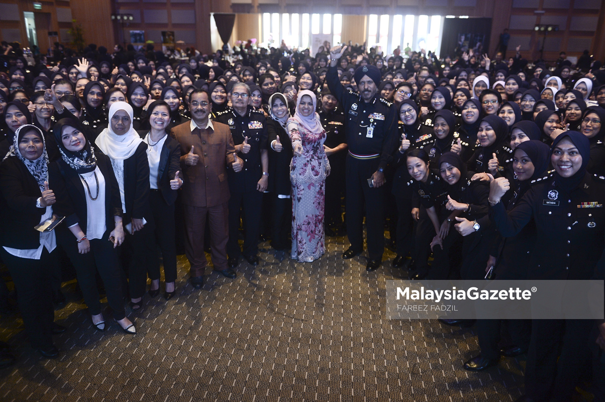 Penasihat Pembangunan Keusahawanan dan Ikhtisas Wanita di Jabatan Perdana Menteri, Tan Sri Shahrizat Abdul Jalil (tengah) diiringi Ketua Polis Kuala Lumpur, Datuk Amar Singh Ishar Singh bergambar kenangan bersama anggota-anggota polis pada Majlis Perasmian Polis Wanita Kuala Lumpur @ Probiz Klinik di Hotel Premiera, Kuala Lumpur. foto FAREEZ FADZIL, 17 MEI 2017