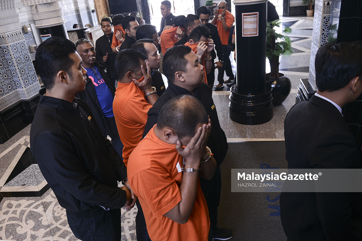 Tiga pegawai polis dan tiga orang awam dibawa oleh pegawai Suruhanjaya Pencegahan Rasuah Malaysia (SPRM) bagi mendapatkan perintah reman berkaitan kes melindungi rumah urut dan pusat perjudian di Mahkamah Majistret, Istana Kehakiman Putrajaya. foto HAZROL ZAINAL, 17 APRIL 2017.