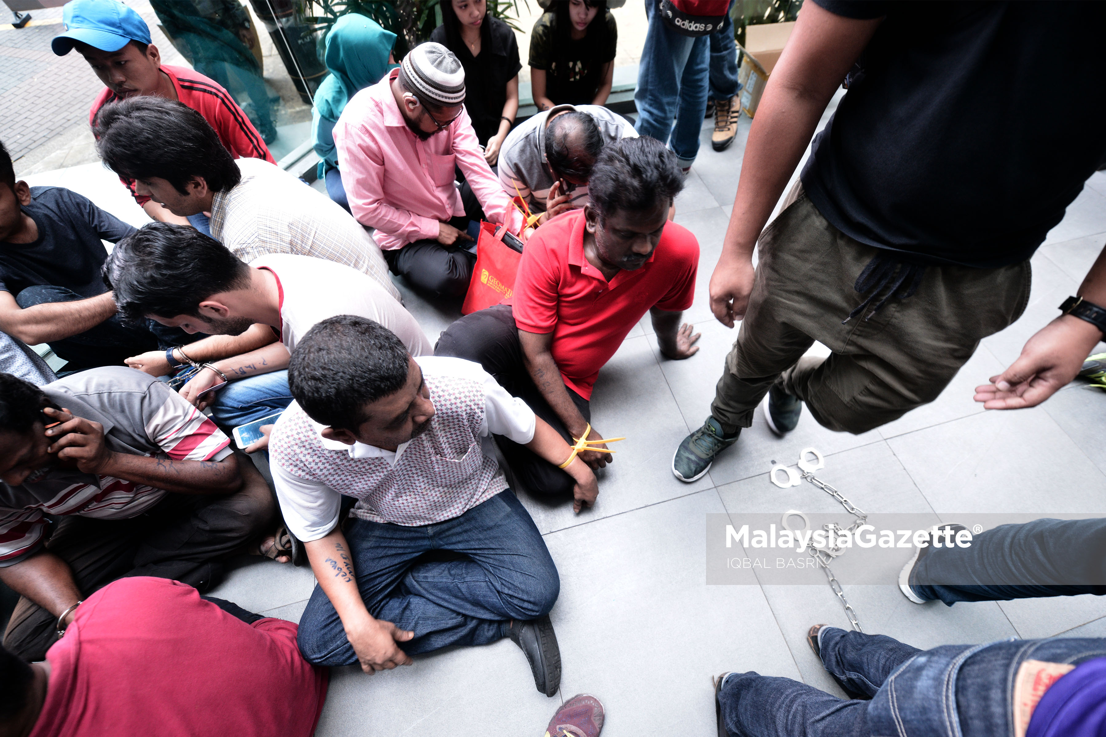 Antara pekerja asing yang ditahan atas pelbagai kesalahan dibawah akta imigresen 1959/63 pada Operasi Jabatan Imigresen di Plaza Low Yat, Kuala Lumpur. foto IQBAL BASRI, 17 MEI 2017.