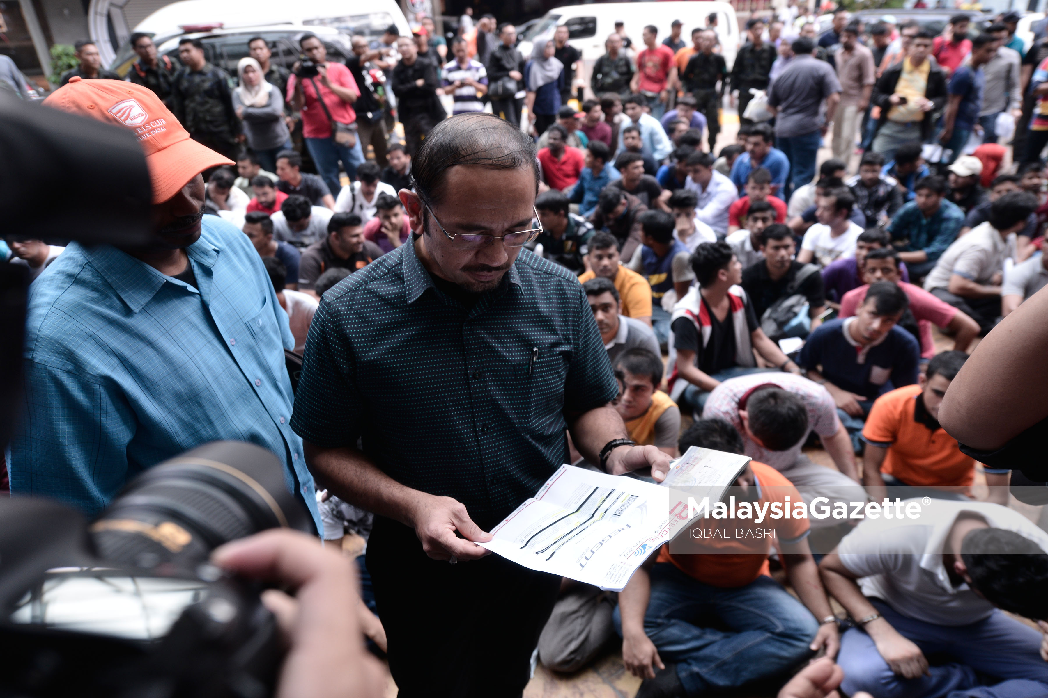 Ketua Pengarah Imigresen, Datuk Seri Mustafar Ali memeriksa senarai pekerja asing yang ditahan dalam Operasi Jabatan Imigresen di Plaza Low Yat, Kuala Lumpur. foto IQBAL BASRI, 17 MEI 2017.