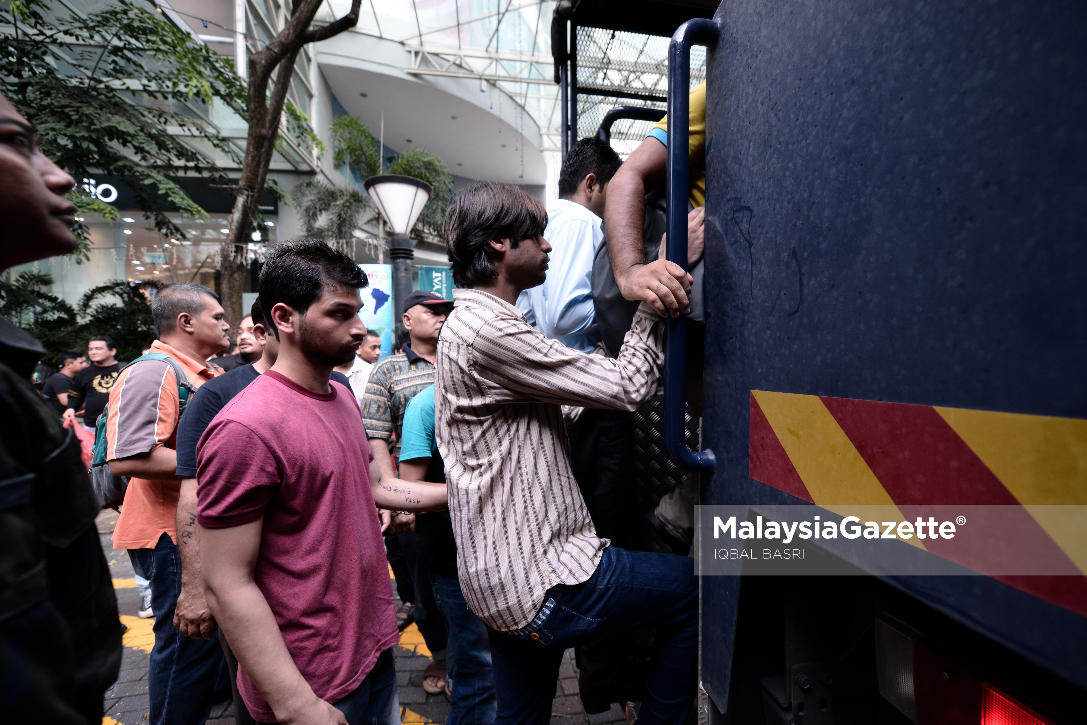 Pekerja asing yang ditahan atas pelbagai kesalahan dibawa menaiki lori dibawah akta imigresen 1959/63 pada Operasi Jabatan Imigresen di Plaza Low Yat, Kuala Lumpur. foto IQBAL BASRI, 17 MEI 2017.