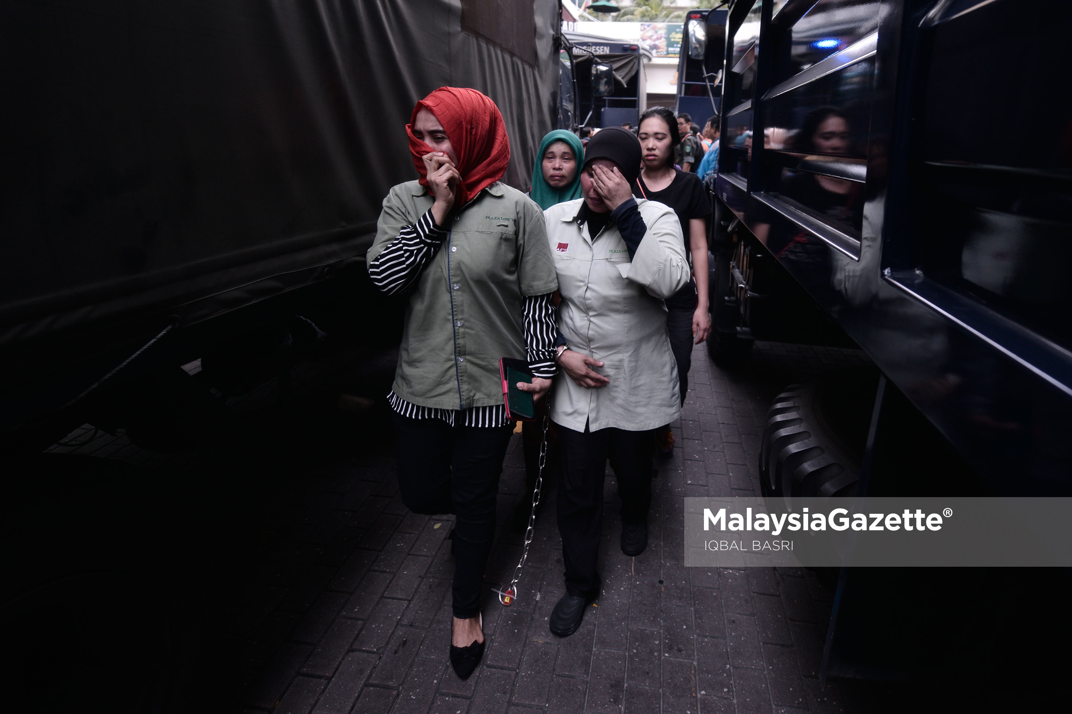 Antara pekerja asing yang ditahan dan digari atas pelbagai kesalahan dibawah akta imigresen 1959/63 pada Operasi Jabatan Imigresen di Plaza Low Yat, Kuala Lumpur. foto IQBAL BASRI, 17 MEI 2017.