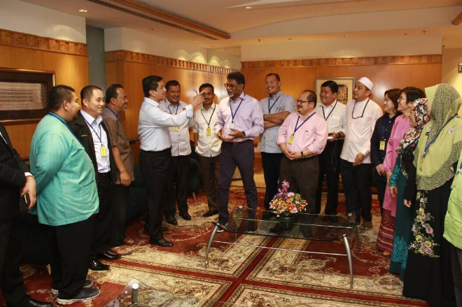Reaksi Azmin ketika disambut sebilangan ADUN kerajaan negeri Selangor di Lapangan Terbang Antarabangsa Kuala Lumpur (KLIA)