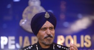 Pengarah Jabatan Siasatan Jenayah Komersil Bukit Aman Datuk Seri Amar Singh Ishar Singh berkata penggeledahan serentak di enam premis dilakukan oleh polis secara adil dan profesional.