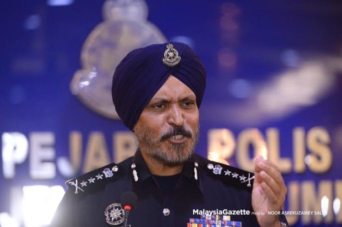 Pengarah Jabatan Siasatan Jenayah Komersil Bukit Aman Datuk Seri Amar Singh Ishar Singh berkata penggeledahan serentak di enam premis dilakukan oleh polis secara adil dan profesional.