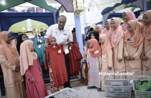 35 anak yatim terima tajaan PNS beli baju raya
