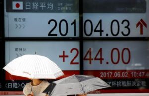 Harga minyak, saham dan dolar jatuh