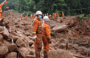 Lebih 100 orang terperangkap dalam tanah runtuh