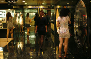 Gadis Malaysia jual badan di negara tembok besar