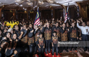 Najib Serah Jalur Gemilang kepada Kontijen Negara