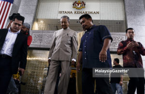 Dr Mahathir hadir ikuti prosiding RCI kerugian BNM
