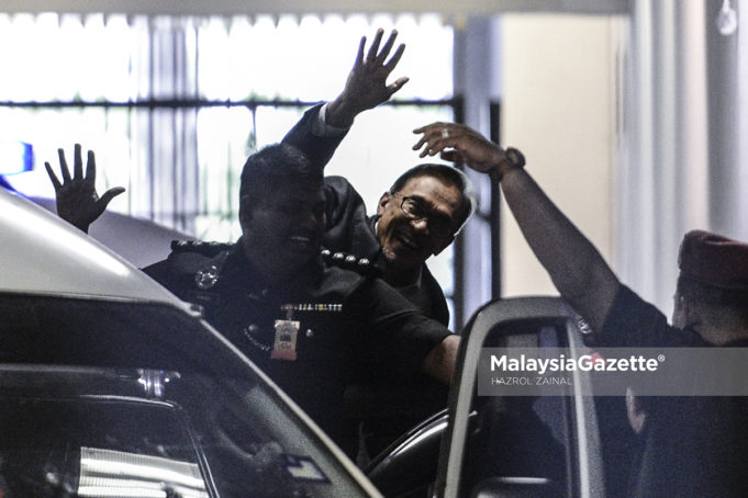 Mahkamah Tinggi di sini hari ini memerintahkan stesen televisyen TV3 membayar ganti rugi RM1.1 juta kepada bekas Ketua Pembangkang Datuk Seri Anwar Ibrahim selepas mendapati TV3 bertanggungjawab menfitnah dengan mengaitkan Anwar sebagai seorang daripada dalang pencerobohan di Lahad Datu, Sabah, lima tahun lepas.