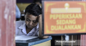 Antara gelagat murid darjah 6 ketika menjawab soalan kertas Bahasa Melayu pada hari pertama Ujian Penilaian Sekolah Rendah (UPSR) tahun ini ketika tinjauan lensa Malaysia Gazette di Sekolah Kebangsaan (2) Taman Selayang, Selangor. foto HAZROL ZAINAL, 11 SEPTEMBER 2017.