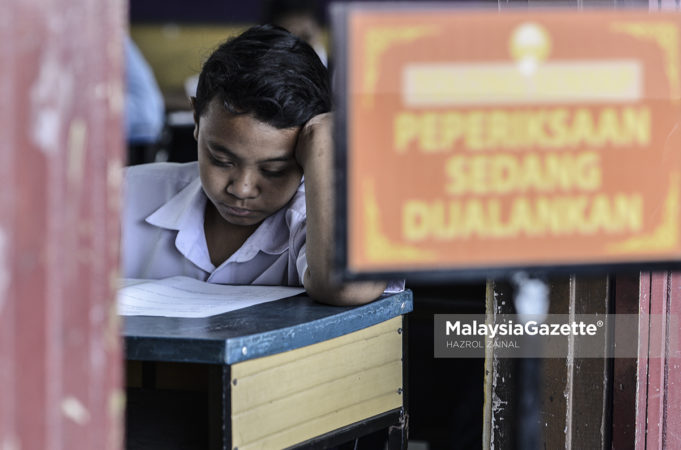 Antara gelagat murid darjah 6 ketika menjawab soalan kertas Bahasa Melayu pada hari pertama Ujian Penilaian Sekolah Rendah (UPSR) tahun ini ketika tinjauan lensa Malaysia Gazette di Sekolah Kebangsaan (2) Taman Selayang, Selangor. foto HAZROL ZAINAL, 11 SEPTEMBER 2017.