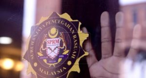 Seorang broker jualan kenderaan bergelar Datuk, yang ditahan reman Suruhanjaya Pencegahan Rasuah Malaysia (SPRM) bagi membantu siasatan kes rasuah dan salah guna kuasa membabitkan projek kerajaan bernilai jutaan ringgit, dibebaskan hari ini.