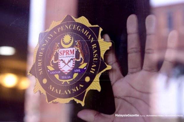 Seorang broker jualan kenderaan bergelar Datuk, yang ditahan reman Suruhanjaya Pencegahan Rasuah Malaysia (SPRM) bagi membantu siasatan kes rasuah dan salah guna kuasa membabitkan projek kerajaan bernilai jutaan ringgit, dibebaskan hari ini.