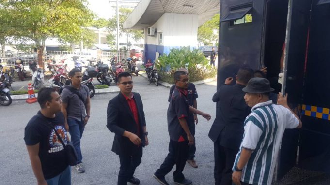 Azmin jangan tunduk dengan DAP isu pesta arak Jamal