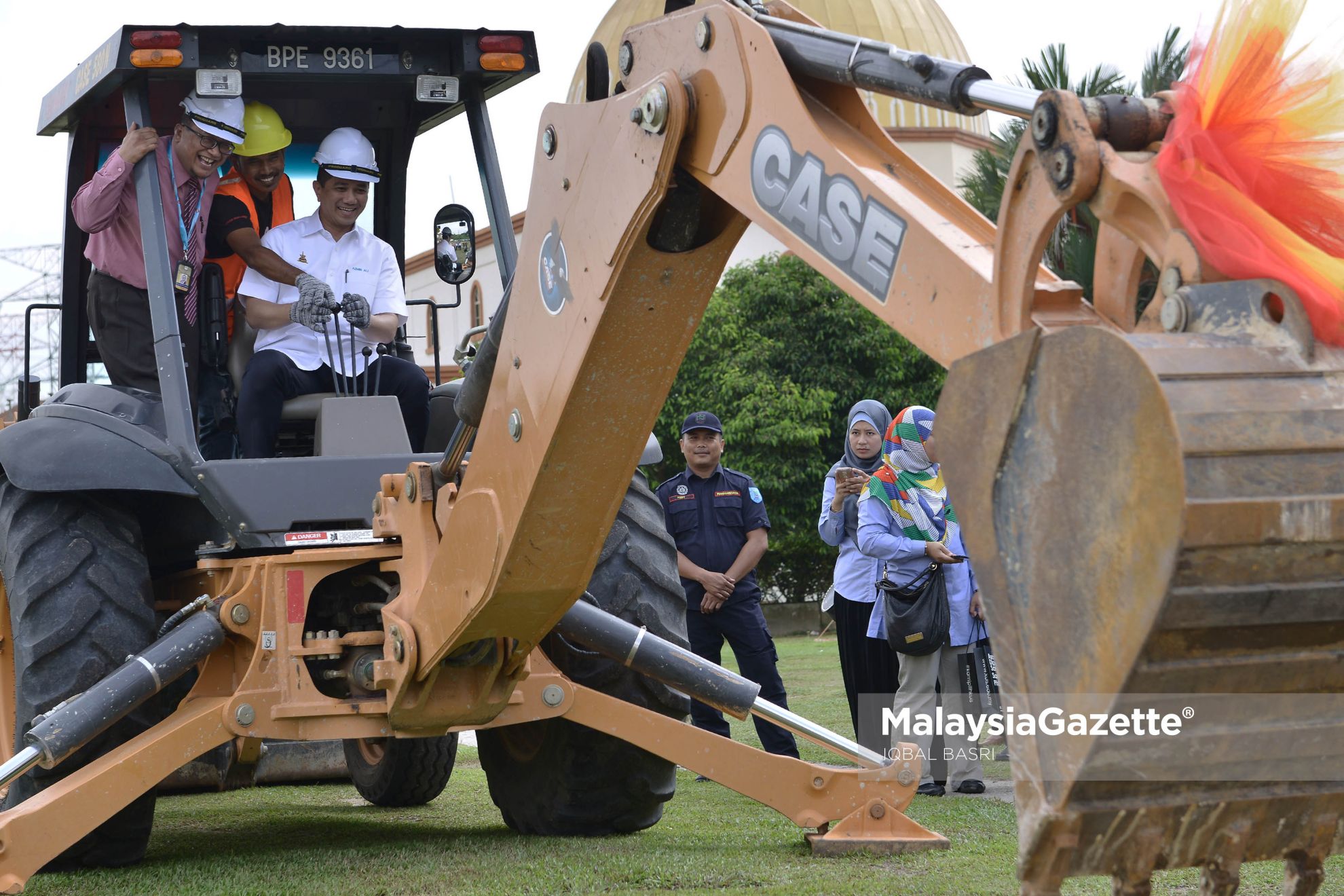 Azmin Ali Pecah  Tanah Bangunan Akademik UIAS