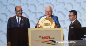 IMBAS KEMBALI.Perdana Menteri, Datuk Seri Najib Tun Razak diiringi Pengerusi MYHSR Corporation, Tan Sri Ali Hamsa (kiri) dan Ketua Pegawai Eksekutif MYHSR, Datuk Mohd Nur Ismal Mohamed Kamal (kanan) menyempurnakan gimik pelancaran pada Majlis Pelancaran Konsep Rekabentuk Stesen High Speed Rail (HSR) Kuala Lumpur-Singapura di Malaysia International Trade & Exhibition Centre (MITEC), Kuala Lumpur. foto SAFWAN MANSOR, 17 OKTOBER 2017