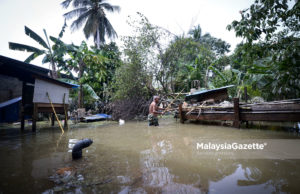 Sebanyak 98 rumah di beberapa kawasan di daerah Seberang Perai Tengah, di sini dinaiki air selepas hujan lebih empat jam bermula tengah malam tadi hingga awal pagi ini.