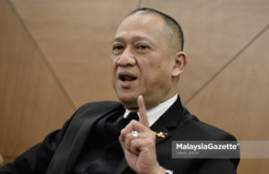 Adakah telanjang lebih baik daripada bertudung? – Nazri