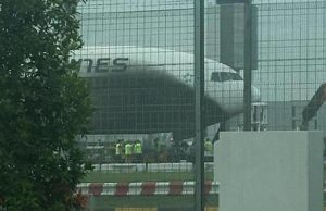 Trak tunda pesawat terbakar di Lapangan Terbang Changi