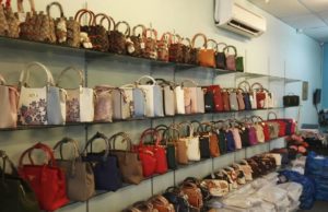 Beg tangan dari China ditampal logo mewah