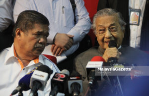 Timbalan Presiden Pakatan Harapan, Mohamad Sabu (kiri) bersama Pengerusi Parti Pribumi Bersatu Malaysia, Tun Mahathir Mohamad.