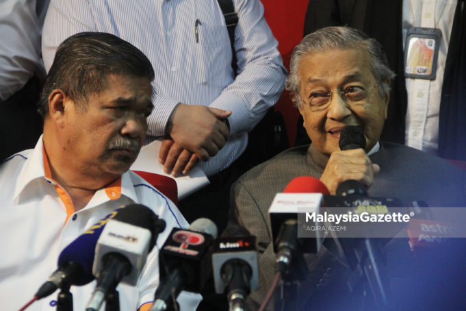 Timbalan Presiden Pakatan Harapan, Mohamad Sabu (kiri) bersama Pengerusi Parti Pribumi Bersatu Malaysia, Tun Mahathir Mohamad.