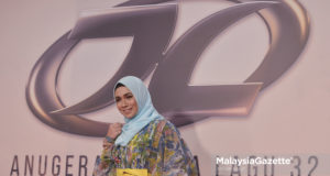 Pelakon, Amirah Othman bergambar di karpet merah sebelum bermulanya Anugerah Juara Lagu ke 32 di Axiata Arena, Bukit Jalil, Kuala Lumpur. foto AFFAN FAUZI, 11 FEBRUARI 2018