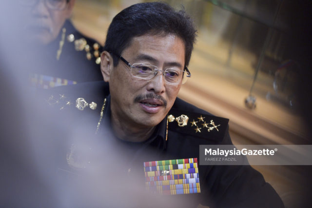 Timbalan Ketua Pesuruhjaya (Operasi) SPRM Datuk Seri Azam Baki berkata, sebaliknya Najib dikehendaki hadir ke ibu pejabat suruhanjaya itu di Putrajaya pada Selasa ini.