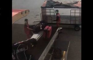 AirAsia minta maaf kes staf ‘kasar’ turunkan basikal