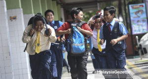 Gelagat sebahagian murid berlari selepas tamat waktu sekolah bagi menyambut musim cuti penggal pertama persekolahan ketika tinjauan Lensa MalaysiaGazette di Sekolah Kebangsaan Taman Segar, Cheras, Kuala Lumpur. foto SYAFIQ AMBAK, 16 MAC 2018.