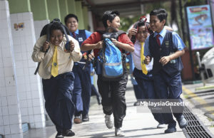 Gelagat sebahagian murid berlari selepas tamat waktu sekolah bagi menyambut musim cuti penggal pertama persekolahan ketika tinjauan Lensa MalaysiaGazette di Sekolah Kebangsaan Taman Segar, Cheras, Kuala Lumpur. foto SYAFIQ AMBAK, 16 MAC 2018.