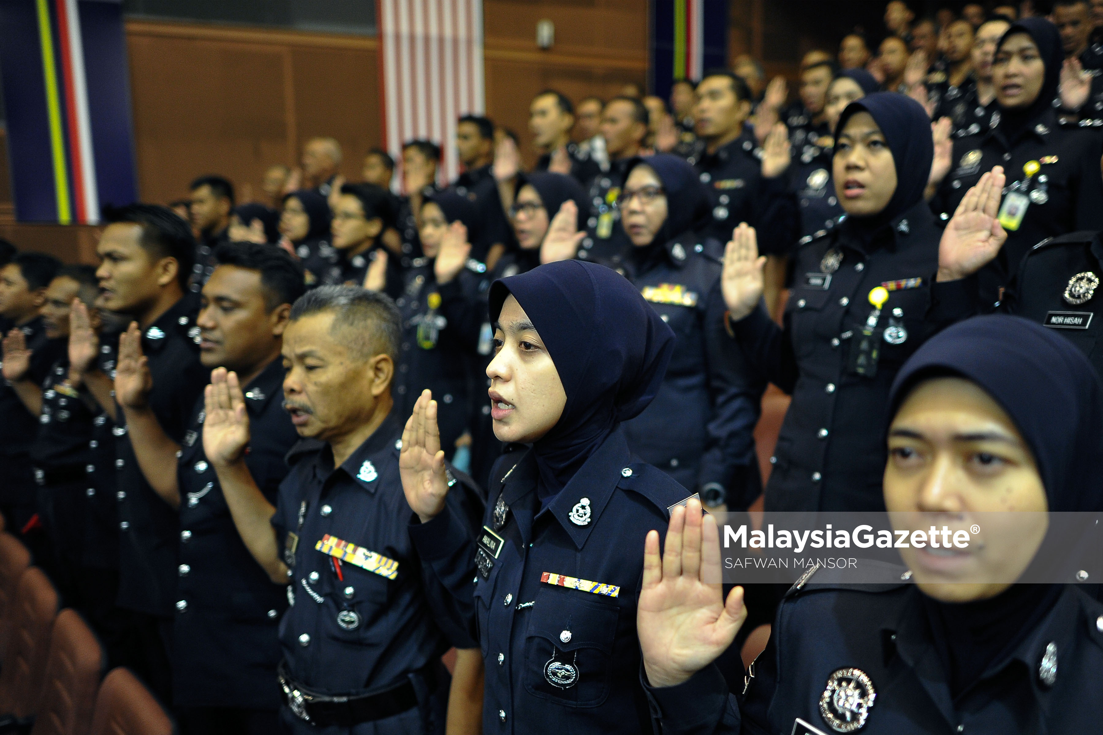 Pdrm Baju Operasi Polis Lelaki / Pakaian Seragam Baru Untuk Pegawai ...