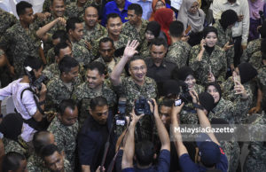 Hishammuddin Bersama Warga Tentera Darat Kem Wardieburn