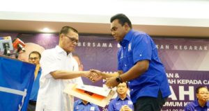 Ketua Pemuda MIC, Datuk Sivarraajh menerima watikah callon BN bagi Parlimen Cameron Highlands dari Pengerusi BN Pahang, Datuk Seri Adnan Yaakob di Kuantan hari ini.