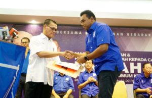 Ketua Pemuda MIC, Datuk Sivarraajh menerima watikah callon BN bagi Parlimen Cameron Highlands dari Pengerusi BN Pahang, Datuk Seri Adnan Yaakob di Kuantan hari ini.