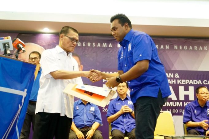 Ketua Pemuda MIC, Datuk Sivarraajh menerima watikah callon BN bagi Parlimen Cameron Highlands dari Pengerusi BN Pahang, Datuk Seri Adnan Yaakob di Kuantan hari ini.