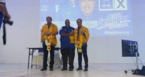 Pengerusi parti gerakan hulu langàt, M Murthi bersama Johan dan calon Parlimen Hulu Langat, Azman Ahmad.