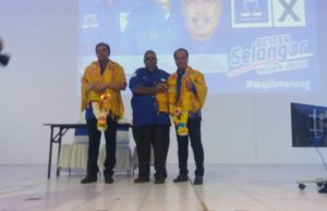 Markiman sah bersekongkol dengan pembangkang – Johan Pengerusi parti gerakan hulu langàt, M Murthi bersama Johan dan calon Parlimen Hulu Langat, Azman Ahmad.